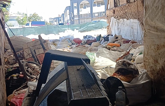 Malatya'da Hindistan'ı aratmayan görüntü: Hurdaların arasında kayısı depolamışlar!