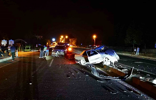 Malatya-Kayseri yolunda iki araç kafa kafaya çarpıştı: 3 yaralı