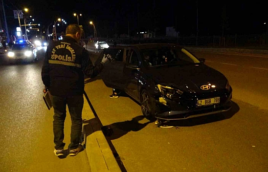 Malatya'da yolun karşısına geçmeye çalışırken iki araç birden çarptı