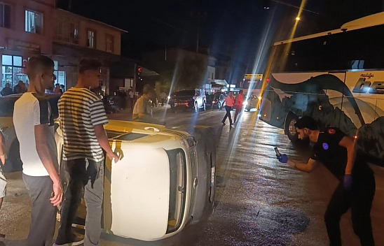 Malatya'da korkutan kaza: Çarpışan araçlardan biri devrildi!