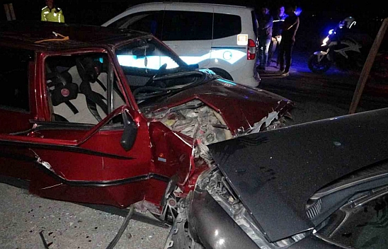 Malatya'da iki otomobil kafa kafaya çarpıştı