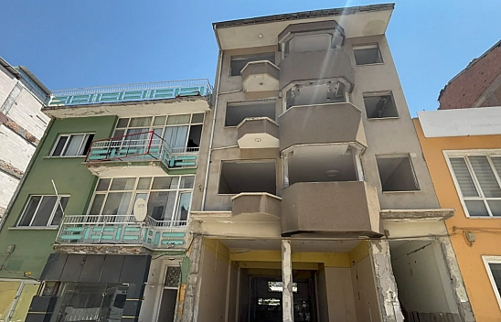 Malatya'da çarşının göbeğinde tehlike saçıyorlar|Ya önlem alın ya yıkın!