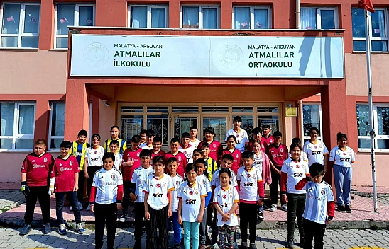 Malatya'da iş insanından öğrencilere forma hediyesi