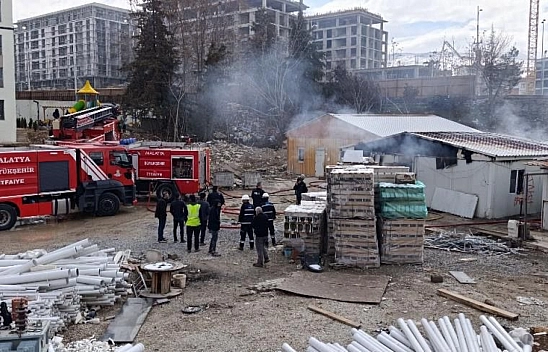 Malatya'da işçilerin kaldığı konteyner küle döndü