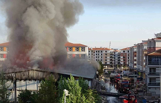 Malatya'da işçi yatakhanesinde yangın: Prefabrik kül oldu