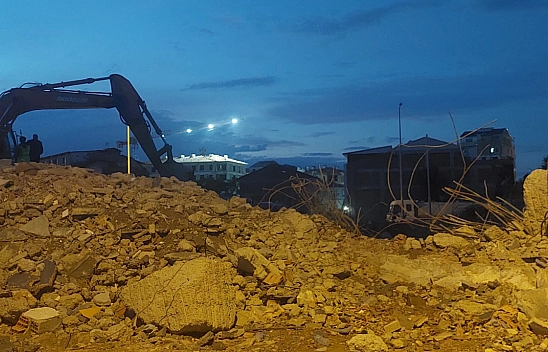 Malatya'da işçilerin tehlikeli eğlencesi: Vatandaşlar şaşkınlıkla izledi...