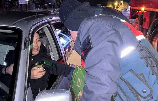 Malatya'da jandarma yolda mahsur kalanlara yiyecek dağıttı