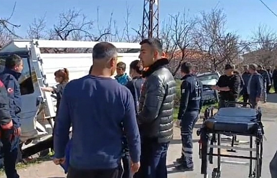 Malatya'da kamyonet ile otomobil çarpıştı: 3 yaralı