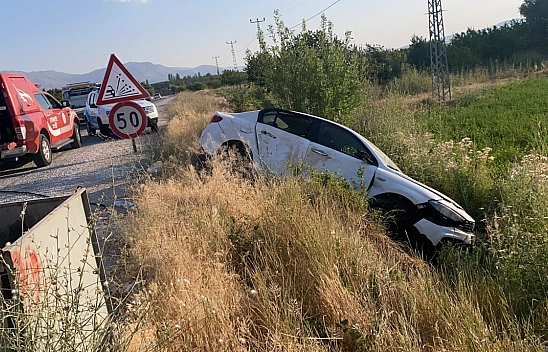 Malatya'da kamyonet ile otomobil çarpıştı: 3 Yaralı