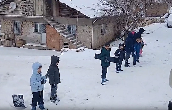 Malatya'da kar direnişi: Çocuklar iş makinesini durdurdu