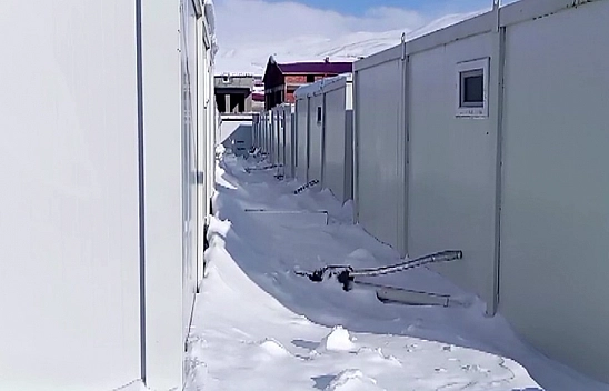 Malatya'da konteyner kent kara gömüldü