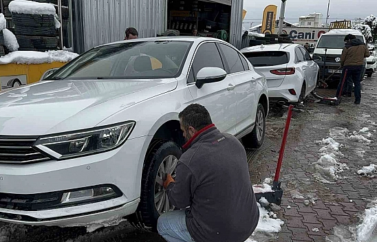 Malatya'da Kar Yağışı Lastikçilere Yaradı: Sürücüler Kış Lastiği Kuyruğunda!
