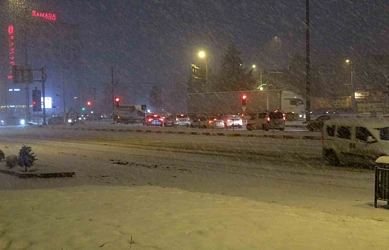 Malatya kara teslim oldu: Kar kalınlığı yarım metreyi aştı