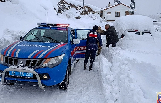 Malatya'da karda mahsur kalan 47 kişi kurtarıldı