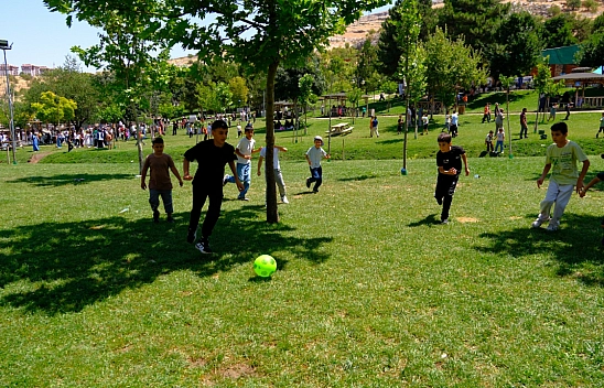 Malatya'da kardeşlik tablosu: Yüzlerce öğrenci Beydağı'nda kucaklaştı
