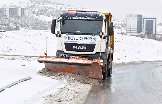 Malatya'da karla mücadele sürüyor