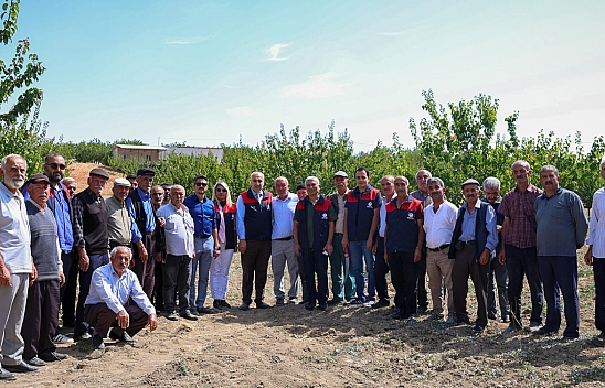Malatya'da kayısı üreticilerine yönelik tarla okulu eğitimi başladı