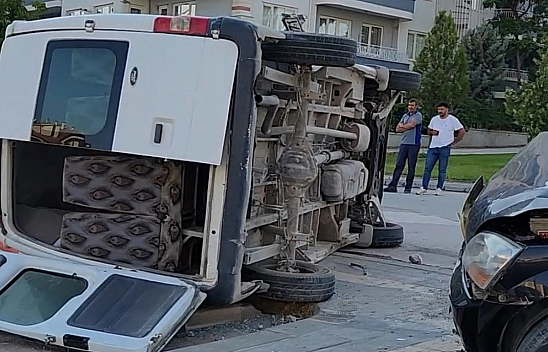 Malatya'da kaza: Minibüs yan yattı