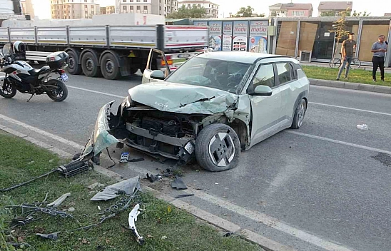 Malatya'da kontrolden çıkan araç refüje çarptı: 3 yaralı