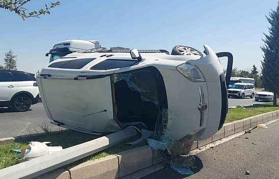 Malatya'da kontrolden çıkan araç refüje çarptı: Takla attı, 1 kişi yaralandı