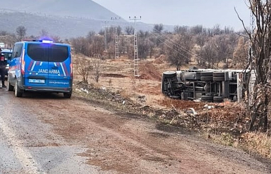 Malatya'da kontrolden çıkan kamyon devrildi: 1 yaralı