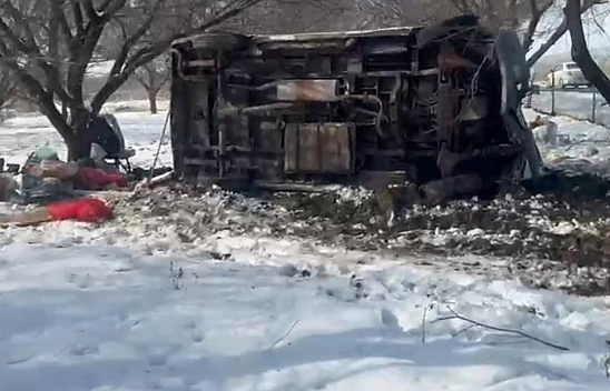 Malatya'da trafik kazası: Minibüs bahçeye uçtu