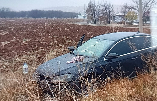 Malatya'da kaygan yolda savrulan otomobil tarlaya girdi: 4 yaralı