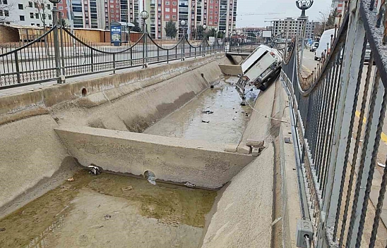 Malatya'da korkutan kaza: Pikap kanala uçtu