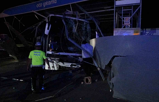 Malatya'da yolcu otobüsü petrole daldı: 8 yaralı