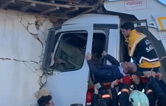 Malatya'da Korkunç Kaza: Freni Patlayan Kamyon Eve Daldı!