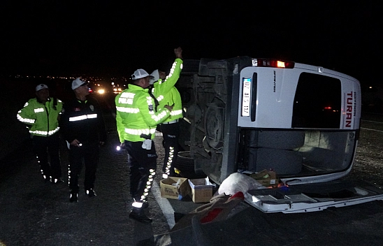 Malatya'da Korkunç Kaza: Lastiği Patlayan Hafif Ticari Araç, Tur Midibüsüne Çarptı
