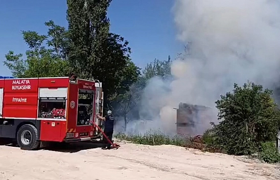 Malatya'da kuru otlar bir anda tutuştu! Evin bahçesinden yükselen alevler panik yarattı!