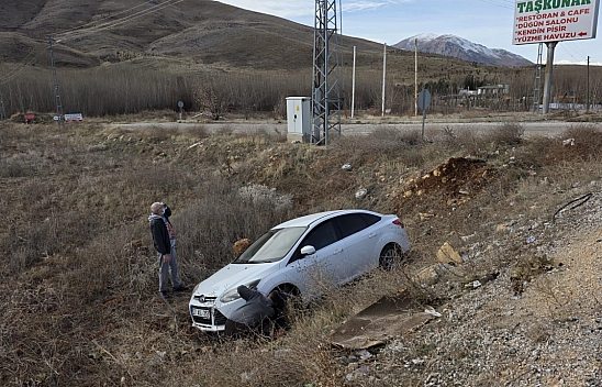Malatya'da Adıyaman Yolunda Korkutan Kaza: Şarampole Yuvarlandı