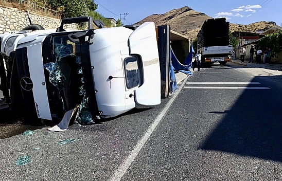 Malatya'da kum yüklü kamyon camiye daldı