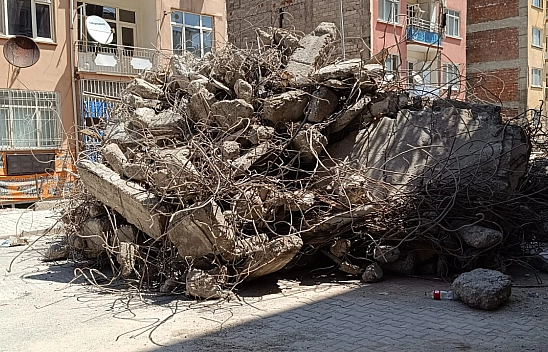 Malatya'da kurallar tanınmıyor! Yolu moloz yığınına döndürdüler….