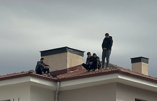 Malatya'da Maaş Krizi: TOKİ Şantiyesinde İşçiler Çatıya Çıktı…
