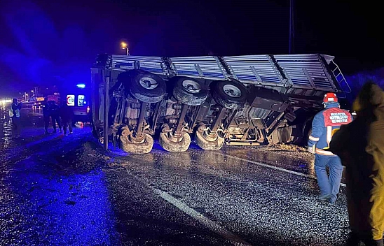 Malatya'da Maden Yüklü Tır Devrildi: 1 Yaralı, Yol Kapatıldı