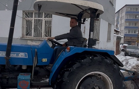 Malatya'da mahalleli traktörle kar mesaisinde