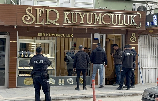 Malatya'da maskeli soyguncu kuyumcuya silah çekti! Esnafın çığlıklarıyla kaçtı