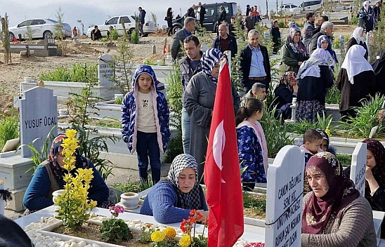 Mezarlıkta hüzünlü bayram!..