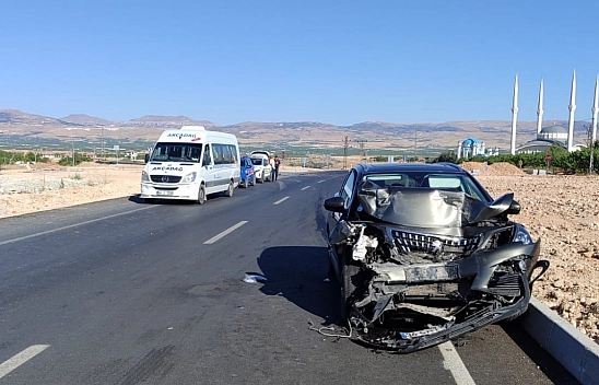 Malatya'da feci kaza! Minibüs ile otomobil çarpıştı: 9 yaralı