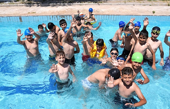 Malatya'da miniklere yaz sürprizi: Kur'an kursu öğrencileri havuzda buluştu