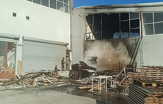 Malatya'da yürekler ağza geldi: Mobilya imalathanesinde yangın paniği