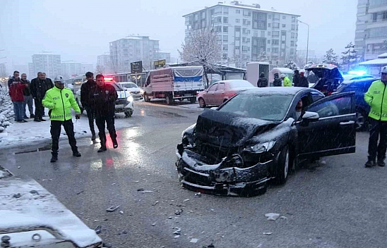 Malatya'da öğrenci servisi ile otomobil çarpıştı: 5 yaralı