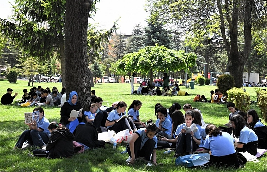 Malatya'da öğrenciler açık havada kitap okudu