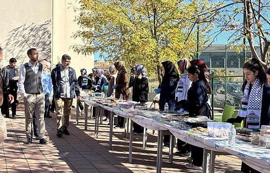 Malatya'da öğrenciler kolları sıvadı| Gelirler Filistin'e bağışlanacak