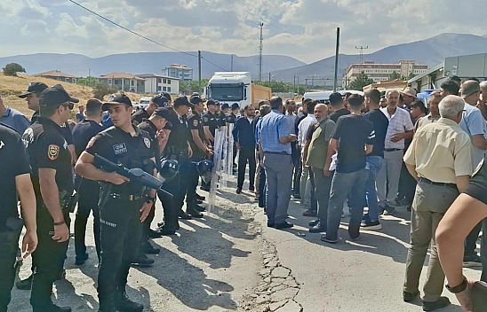 Malatya'da ölümcül kazanın ardından vatandaşlar sokağa çıktı: 'Daha kaç can gidecek?'