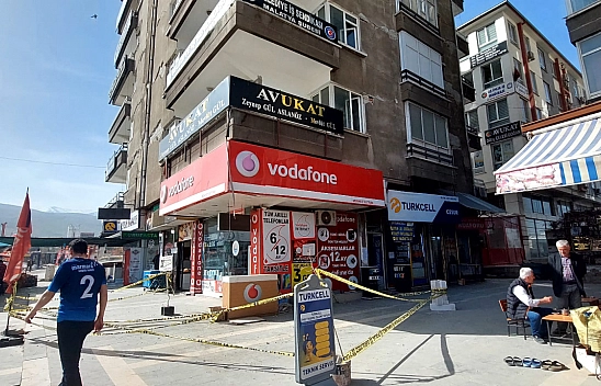 Malatya'da hasarlı binadan esnafın üzerine beton yağdı!