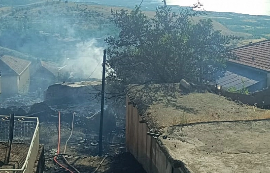 Malatya'da örtü yangını: 2 ev küle döndü