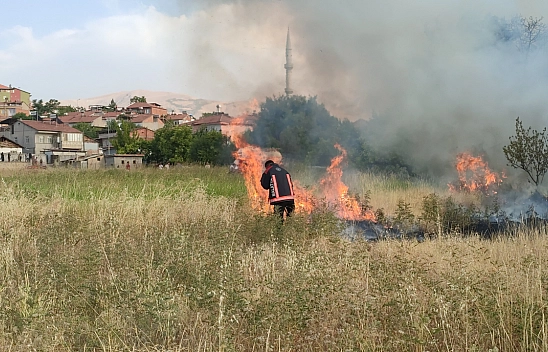 Malatya'da otluk alanda çıkan yangın söndürüldü
